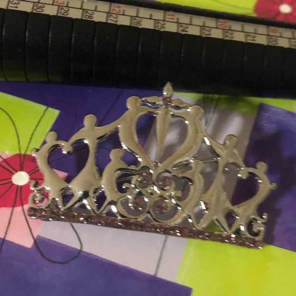 6/25$ Silver Broach Men Holding UP a woman. #Pink Saphh - Picture 5 of 11